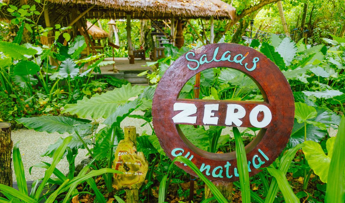 Glede restavracij posebej izstopa Zero Restaurant, ki deluje po konceptu »od vrta do krožnika« in navdušuje s svežo zelenjavo, pridelano na otoku. 